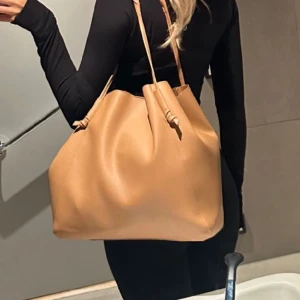 Mango väska - Helt slutsåld väska från mango Stor och fin Köptes för 450 