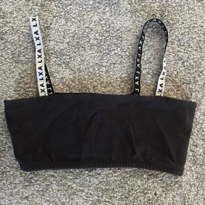 LXA topp - En mjuk topp ifrån LXA. ÄLSKAR!!!! denna men har lite för många😂  Strl S. Tror ej den går att köpa ny längre. 30kr   Köparen står för frakten!✉️