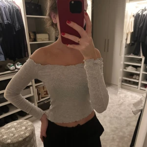 Ljusgrå of shoulder tröja från Brandy Melville  - One size, men skulle säga att den passar både XS och S. Köparen står för frakten💕💕