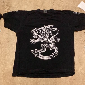 T-shirt - Tshirt med likadant tryck på fram och baksida och även på ärmarna. 