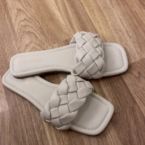 sommarskor - ett par beiga, helt oanvända sandaler utan klack. Skorna är i nyskick men vet inte vad dem köptes för. Dem är i storlek 40 men jag som har 38 kan oxå ha dem. Säljer då jag ska köpa nya till sommaren. Hör av dej vid frågor eller intresse!!❤️❤️ 