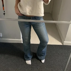 lågmidjade jeans - blåa lågmidjade bootcut jeans, säljer då de inte kmr t användning längre. passar perfekt på mig som är 167. första bilden är lånad💗💗