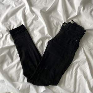 Jeans i modellen ” Bonnie ” från ginatricot. 🫶🏻