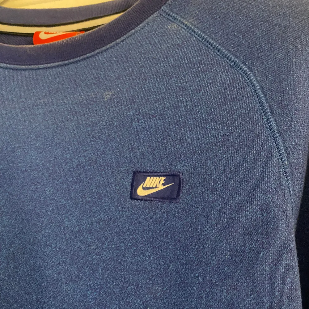 Mörkblå vintage Nike sweatshirt. Något nopprig men annars i jätte fint skick. Strl m. Hoodies.
