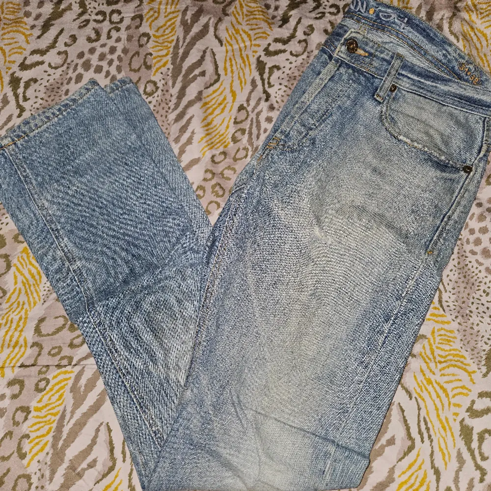 Säljer ett par jättesnygga herrjeans från danska designermärket NN07. Jeansen är sparsamt använda och storleken är 30/32.. Jeans & Byxor.