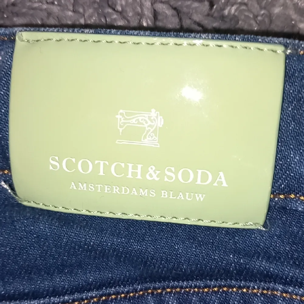 Ett par snygga och stilrena slim jeans från Scotch and Soda. Storleken är 152 och passformen är slim. Köpta för 700kr säljes för 400, skicka gärna prisförslag.. Farkut & Housut.