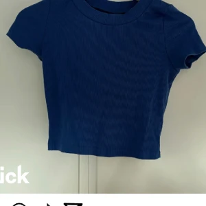 Har någon sett en plain blå tröja - Den är snygg och bra till att ha något under