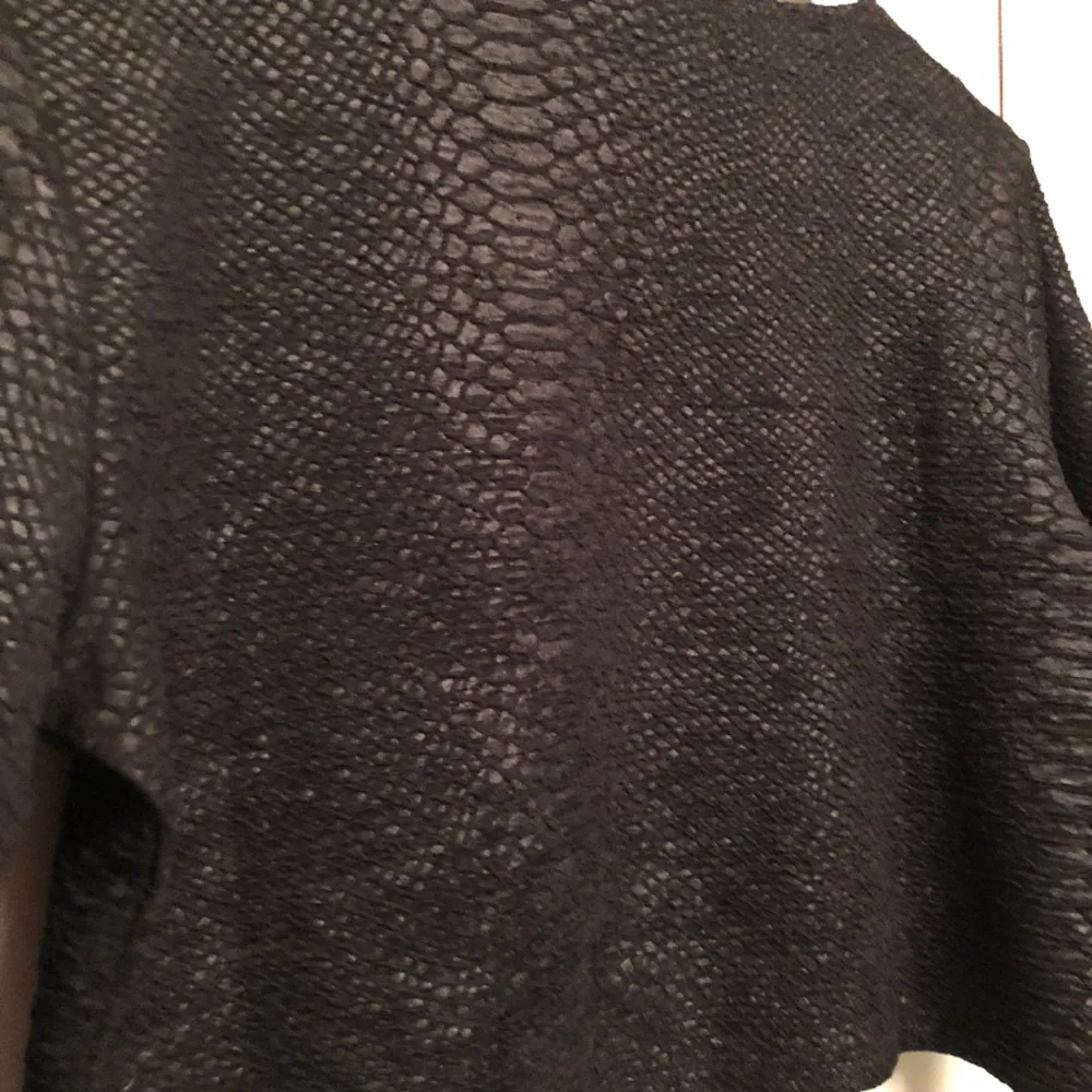 En croppad tröja med typ krokodil mönster 🤍Storlek L men passar mig som har S/M. Tröjor & Koftor.