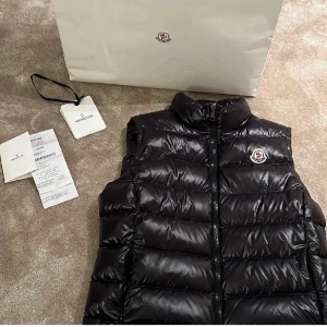 Moncler väst - Säljer min moncler väst då den inte kommit till användning! Använd ett fåtal gånger. Köptes i moncler butiken i sthlm i mars för 8 215🙌🏼 lappar, kvitto osv medföljer!! Kontakta mig privat för intresse, pris går att diskutera.