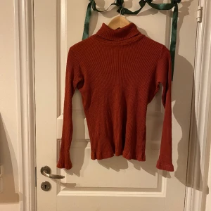 Polotröja - Röd tight polotröja som e köpt second hand men har aldrig använt den.