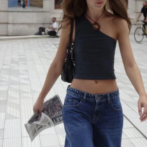 It girl motel rocks topp - Säljer mig super snygga motel rocks topp i marin blått i storlek s. Aldrig använd då den var för liten.💕