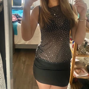 Weekday Festtopp - ❗️INTRESSEKOLL❗️på denna as snygga genomskinliga festtoppen med paletter/rhinsestones på. Osäker på om jag vill sälja men vill se hur många som är sugna på att köpa