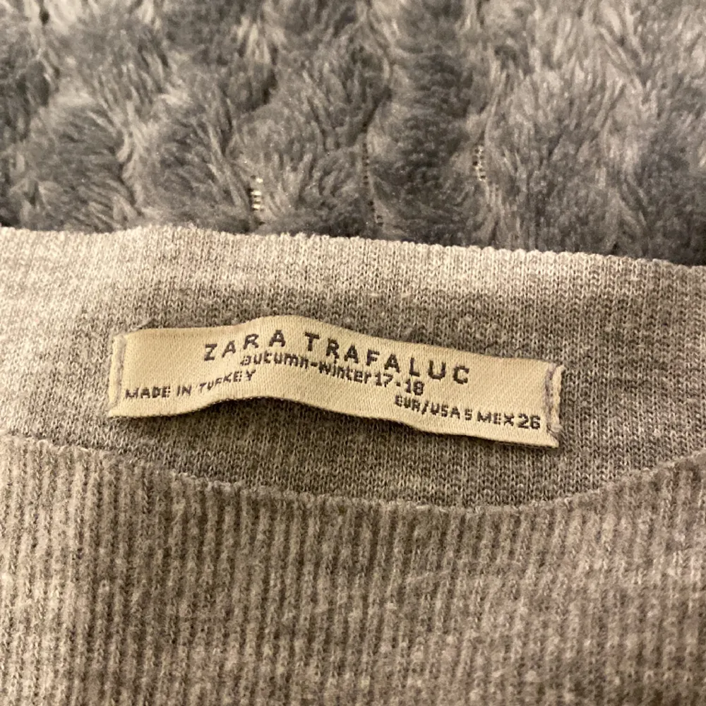Denna fina tröjan från Zara säljs inte längre. Den är grå med rosa pärlor nertill. Den är i bra skick.🎀💗. Tröjor & Koftor.