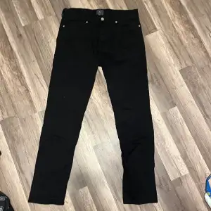 Säljer dessa Svarta HM jeans då dom inte blir använda. Snygga och grisch. 