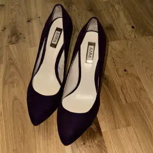 Lila pumps i fejkmocka från Zara.  Storlek 37. Mycket bra skick använda 2 gånger. 