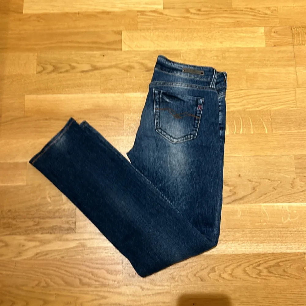 Ett par as snygga replay jeans i storlek 28/32. Jätte fräscha! Pris går att diskuteras vid snabb affär!. Jeans & Byxor.