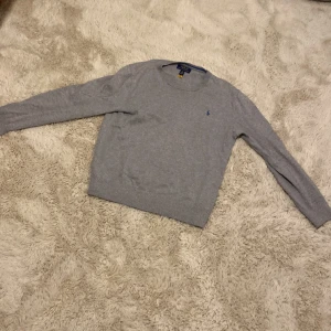 Polo Ralph lauren tröja💕 - Stickad polo Ralph lauren tröja med blått litet märke. I grå färg.