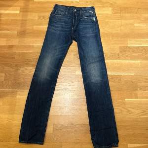 As feta replay jeans i storlek 27/34, sitter som 29/30 i midjan. Tags är kvar! Pris går att diskuteras vid snabba affär!