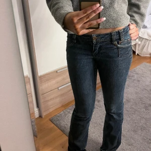 Lågmidjade jeans - Säljer mina super snygga låg midjade utsvängda jeans då det tyvärr har blivit lite för små💕 kan skicka mått om det önskas!