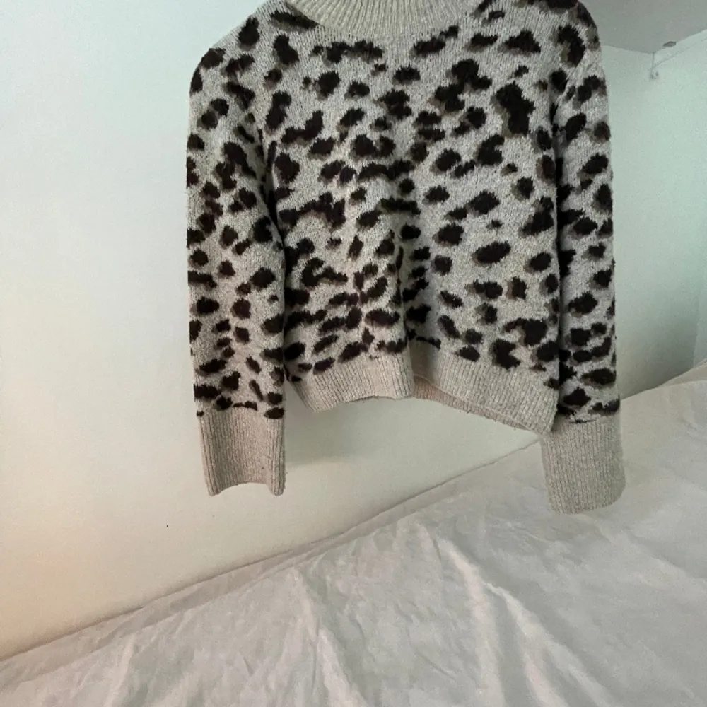 Säljer en jättefin och populär leopard tröja från hm💕köpt här på Plick men aldrig andvänd så den är i bra skick, skriv för fler bilder på💕. Tröjor & Koftor.