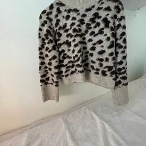 Säljer en jättefin och populär leopard tröja från hm💕köpt här på Plick men aldrig andvänd så den är i bra skick, skriv för fler bilder på💕