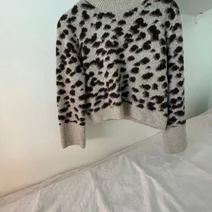 Stickad leopard tröja - Säljer en jättefin och populär leopard tröja från hm💕köpt här på Plick men aldrig andvänd så den är i bra skick, skriv för fler bilder på💕