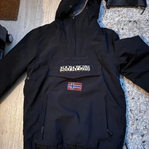 Napapijri Men's Rainforest Winter Anorak - Napapijri jacka  Storlek: XL (liten i storleken) jag är 186 cm och sitter som en smäck.  Pris: 1500 (nypris 2500).  Använd 4 dagar och helt nyskick