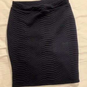 mörkblå kjol - i jättebra skick 