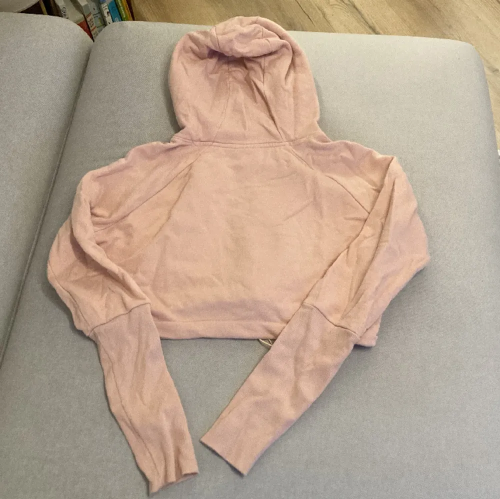 Rosa croppad hoodie från gymshark. Nedre delen av ärmarna är ribbade. Använd väldigt lite. Tröjor & Koftor.
