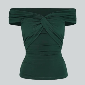 OFFSHOULDER TOPP - Mörkgrön off should topp från Bikbok Originalpris 249kr  Bara använd en gång så är i perfekt skick. Storlek M men ja har S o sitter perfekt då storleken är liten.