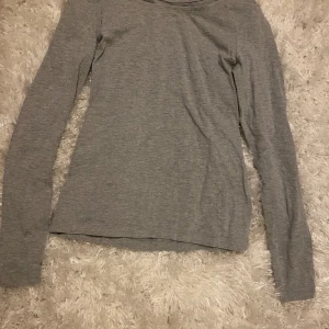 Grå långärmad tröja - Hej jag säljer den här grå långärmad tröjan🤍💓
