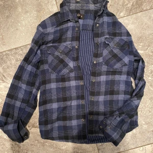 Skjorta stl.S - Rutig mjuk skjorta i S. Säljer pga stor garderobrensning. Kika gärna på mina andra annonser, säljer mycket. Samfraktar gärna:) 