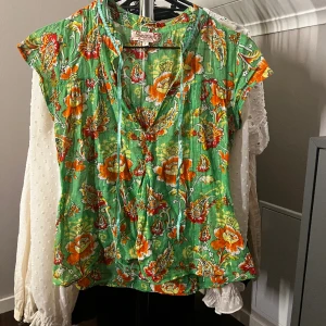 Blus  - Säljer en super fin blus ifrån indiska. Är i nysick. Priset kan diskuteras vid snabb affär ❤️