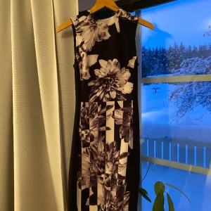 Klänning - 🩷 Tajt klänning med guldfärgad dragkedja bak. Använd endast 1 gång. Kontakta mig för att få mer information eller bilder på plaggen 💗