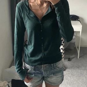 Kofta - Säljer min kofta med knappar då jag inte använder den längre. Den är i bra skick och märks knappt att den är använd. Tänker mig ett pris runt 200 💗