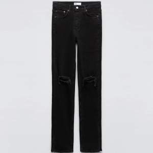 Ett par mörkgråa jeans från Zara med slitningar och slit. Säljer då de börjar bli för små för mig❤️ Skriv för fler bilder!! Passar en person med storlek XS❤️