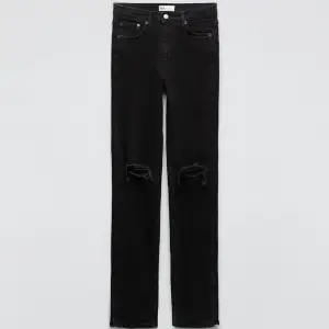 Ett par mörkgråa jeans från Zara med slitningar och slit. Säljer då de börjar bli för små för mig❤️ Skriv för fler bilder!! Passar en person med storlek XS❤️