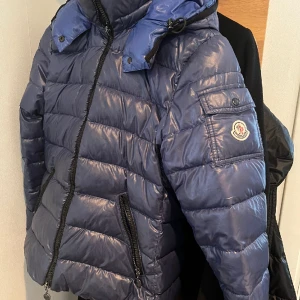 Moncler jacka - Jag säljer min jacka som är köpt på vestaire Collection.  Jag har tyvärr inget kvitto kvar men jag kan skicka fler bilder. Finns att hämta i Tyresö/Stockholm eller så kan jag skicka den. Passar en Xs/S