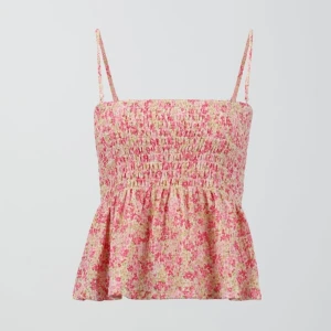 Söt topp från Gina Tricot  - Jättegulligt linne från Gina Tricot i fint skick. Passar mig som brukar ha S också! Knappt använt!!! Har klippt av banden och sytt ihop de igen då de var för långa på mig som är 160. Banden är även avtagbara så man kan ha den som kjol💗