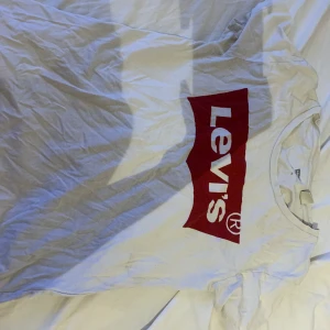 Levis tröja  - Levis tröja vit aldrig använd 