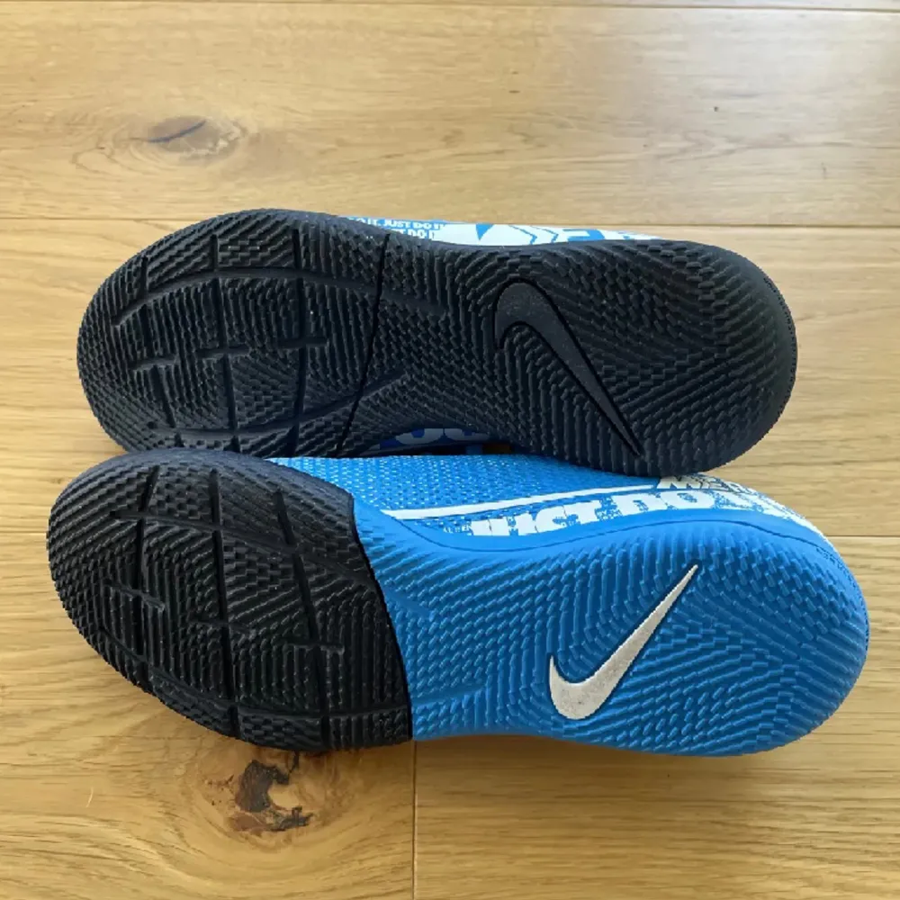 Nike skor, använda fåtal gånger fortfarande i bra skick.. Skor.