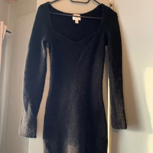 Stickad klänning - Svart stickad klänning som endast använts en gång! Den går att bäras på två sätt beroende på vilken urringning man vill ha, i storlek xs från H&M. Skriv gärna vid frågor/fler bilder🫶🏼