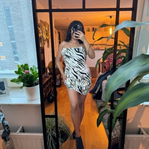 Klänning - Supersnygg sommarklänning från SHEIN. Har sytt upp klänningen på ena sidan så att den formar sig snyggt efter kroppen! Skönt och luftigt material. Har använt ett fåtal gånger så är som ny! 