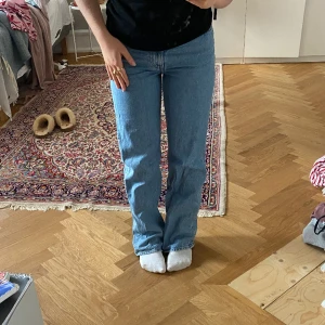 Jeans - Ett par raka jeans med en perfekt blå färg från Other Stories. Kvaliteten på tyget är väldigt bra och de är bara använda några gånger. Ordinariepris var 890kr. Storleken är 26/32 i ”jeansstorlek”. Skriv om ni är intresserade eller har nån fråga!☺️