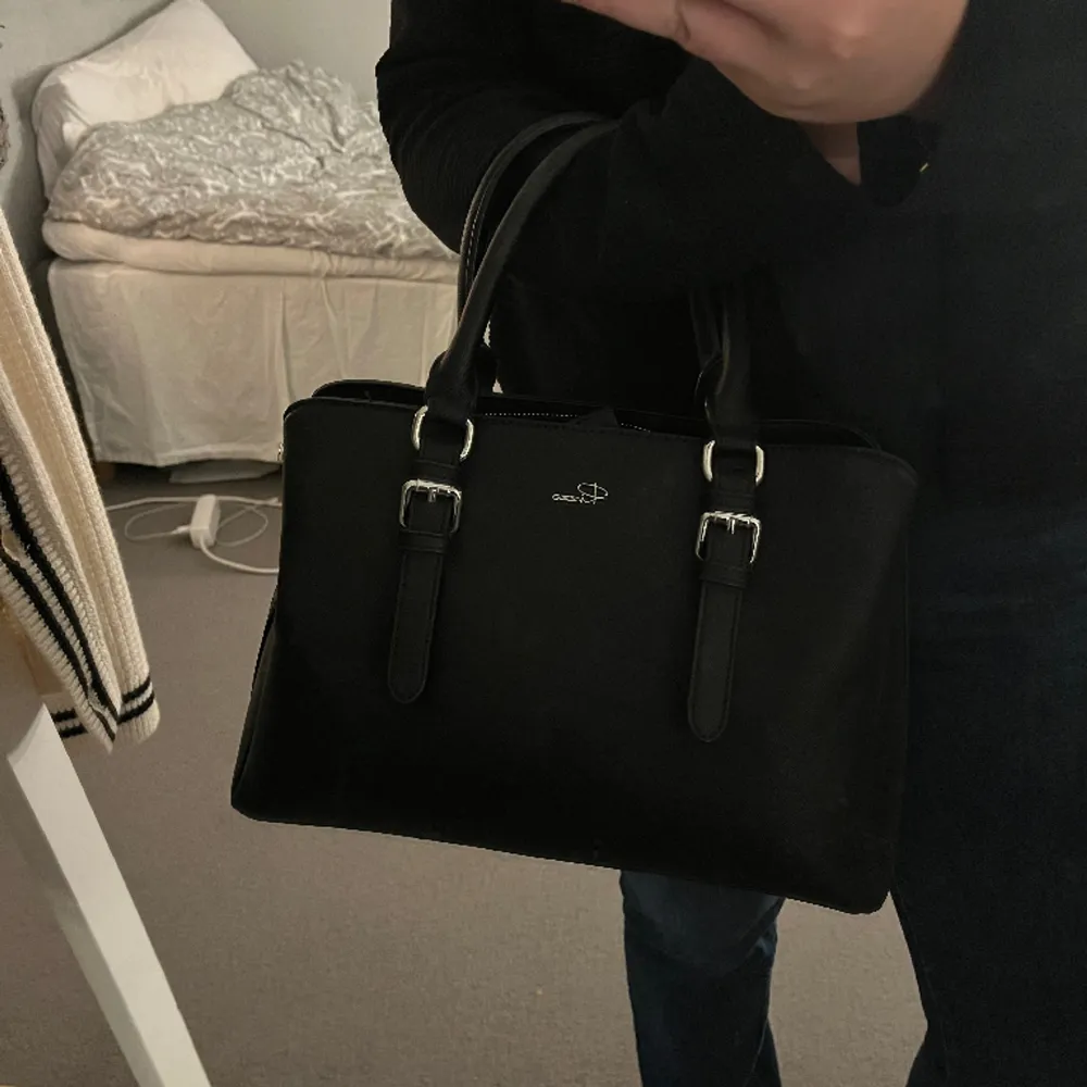Supersnygg svart handväska från Rizzo. Perfekt storlek och rymmer mycket! Säljer då jag inte använder den längre. Sparsamt använd! Nypris 700kr. Väskor.