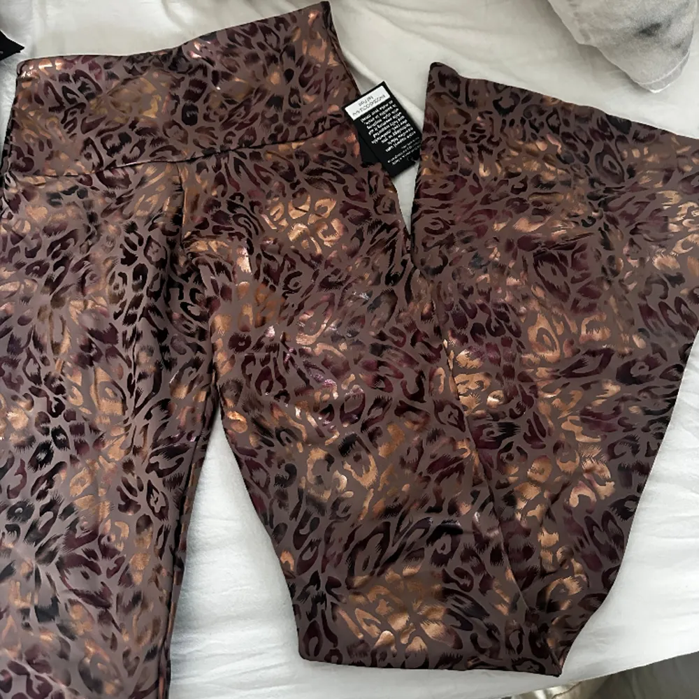 Helt nya yoga pants från Onzie i leopard mönster! ❤️. Jeans & Byxor.