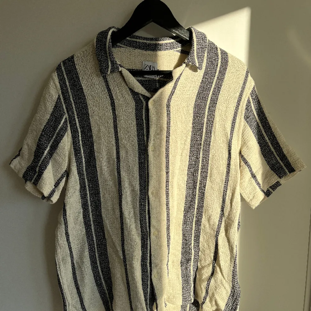 Snygg kortärmad sommarskjorta från Zara, storlek L. . Skjortor.