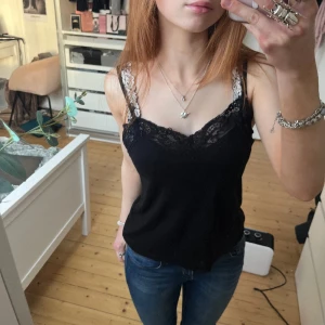 Svart spetslinne  - Säljer mitt svarta spetslinne från bikbok, lite trasig i spetsen men inget som syns. Går lätt att laga. Stl xs💞💞 Dm vid intresse/frågor