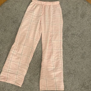 Rosa pyjamas byxor - Säljer ett par rosa pyjamas byxor fårn gina i storlek 146/152, dem passar mig som är 160.Bra skick💞