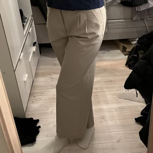 Kostymbyxor  - Beiga kostymbyxor från H&M. Använda välldigt få gånger. Storlek 36. För referens så är jag över 175cm. 